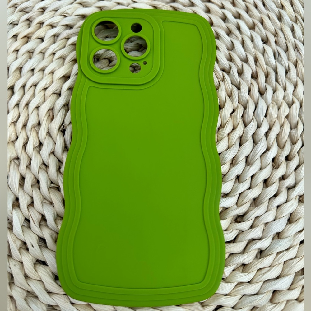 Wave frame slim and lightweight green iPhone cover.